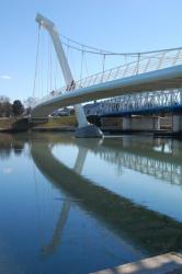 Passerelle Nelson-Mandela reliant Décines-Charpieu à Vaulx-en-Velin