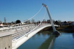 Passerelle Nelson-Mandela reliant Décines-Charpieu à Vaulx-en-Velin