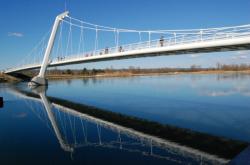 Passerelle Nelson-Mandela reliant Décines-Charpieu à Vaulx-en-Velin