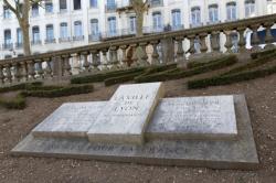 Stèle à la mémoire de Jean Moulin et André Lassagne