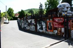 La Demeure du Chaos : vue extérieure, voie du Hameau de la Source