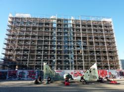 Façade Est du bâtiment B 10 en cours de démolition