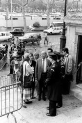 [Procès Klaus Barbie : entrée de la presse au Palais de justice]