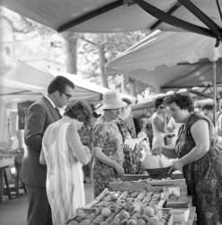 Gérard David sur le marché du quai Saint-Antoine