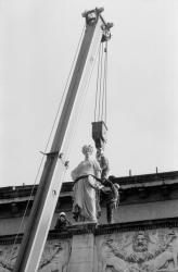 [Dépose des muses de l'Opéra de Lyon]