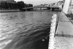 [Barre de niveau d'eau sur les quais de la Saône]