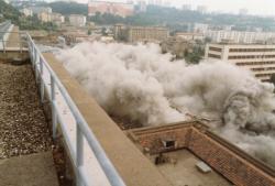 [Implosion de l'usine Rhodiaceta Vaise]