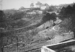 Vue générale des propriétés du "Syndicat des institutrices libres" et du "Couvent de N.D. de la Compassion", à l'emplacement du grand Théâtre, avant le 25 avril 1933, date du commencement des travaux de dégagement