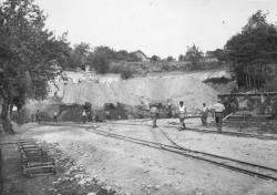 Enlèvement de la butte de terre au pied du coteau