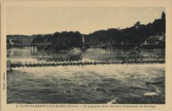 St-Rambert-l'Ile-Barbe (Rhône). - Un pagayeur dans les eaux écumantes du barrage