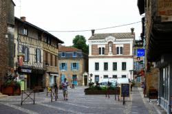 Châtillon-sur-Chalaronne, place de l'église, maison Saint-Vincent-de-Paul