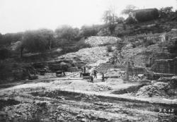 Dégagement par les prisonniers de guerre allemands de la butte de terre située entre les deux Théâtres