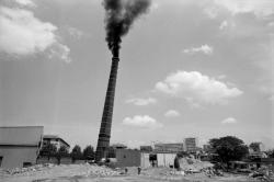 [Démolition de la cheminée de l'usine Lenzbourg]