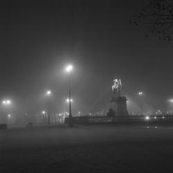 La Place Bellecour, la nuit, dans la brume