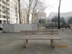 Un banc tagué