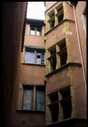 [Cour intérieur, Villefranche-sur-Saône (Rhône)]