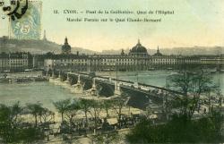 Lyon. - Pont de la Guillotière Quai de l'Hôpital Marché forain sur le quai Claude-Bernard