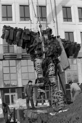 [Installation de "L'Homme de la Liberté", de César]