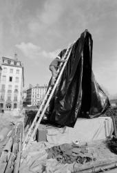 [Installation de "L'Homme de la Liberté", de César]