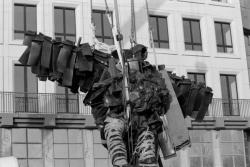 [Installation de "L'Homme de la Liberté", de César]