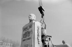 [Réinstallation du Monument à la mémoire de Joseph Serlin]