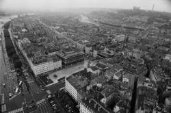 [Lyon vu du ciel. Vue aérienne, juin 1984]