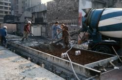 [Métro de Lyon. Cours Vitton : fabrication des parois moulées (bétonnière)]