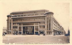 Lyon. - Le nouveau garage Citroën, vaste construction moderne, et la rue de Marseille