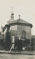 [Cosaque posant à l'arrière de l'église Saint-Nicolas]