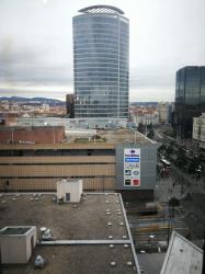 [Bibliothèque de la Part-Dieu. Vue sur le Centre Commercial et la tour Oxygène de la Part-Dieu]