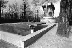 [Monument aux morts de l'Ile-aux-Cygnes]