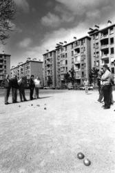 [Quartier des Etats-Unis : la partie de pétanque sur la place Arrachart]