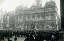 [Rassemblement Place des Terreaux, en hiver]