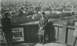 [Paul Jarinoff au sommet de la Tour Eiffel]