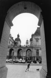 [L'hôtel de ville vu depuis le péristyle de l'Opéra]