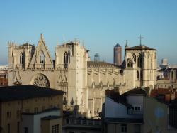 La cathédrale Saint-Jean vue de la Montée du Chemin-Neuf