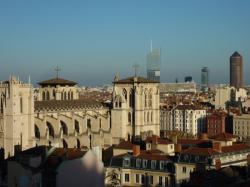 La cathédrale Saint-Jean vue de la Montée du Chemin-Neuf