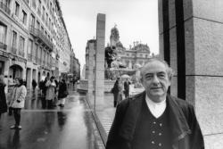 [Place des Terreaux. L'artiste Daniel Buren et son oeuvre]