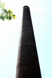 [Parc du centre, Esplanade Geneviève-Anthonioz de Gaulle, ancienne cheminée d'usine, Villeurbanne]