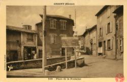 Grigny (Rhône). - Place de la Fontaine