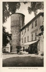 Grigny (Rhône). - Vieille tour de l'ancien château féodal de Grigny