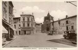 Larajasse (Rhône). - Centre du Bourg. - La Place