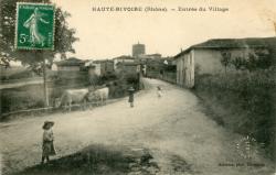 Haute-Rivoire (Rhône). - Entrée du village