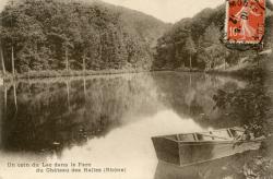 Les Halles (Rhône). - Un coin du lac dans le parc du château