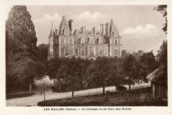 Les Halles (Rhône). - Le Château vu du Parc aux Biches