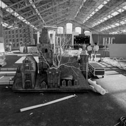 [Biennale de la danse de Lyon (1990). Décor pour le bal "Il était une fois Hollywood" à la Halle Tony-Garnier]