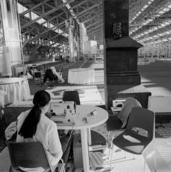 [Biennale de la danse de Lyon (1990). Décor pour le bal "Il était une fois Hollywood" à la Halle Tony-Garnier]