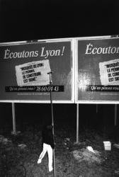 [Affiche de l'association "Ecoutons Lyon" sur la mosquée de Lyon]