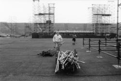 [Installation de la scène pour le concert de David Bowie au Stade de Gerland (1987)]
