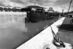 [Péniche "Lyon-Pécheur" (articles de pêche)]